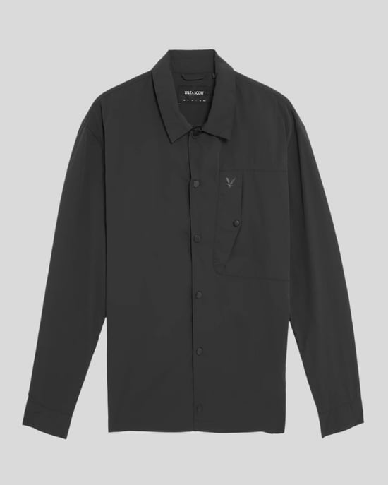 Lyle & Scott Crinkle-Nylon-Overshirt mit Tasche – Schwarz - Image 5
