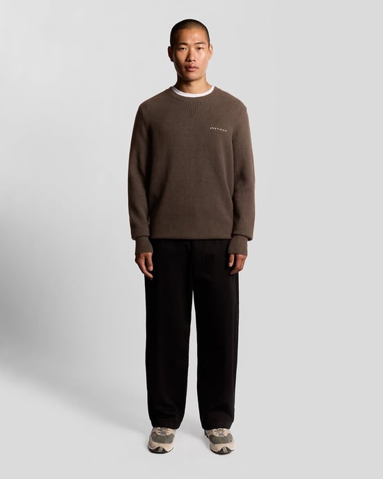 Lyle & Scott – Gestrickter Rundhalspullover mit Schriftzug – Braun - Image 2