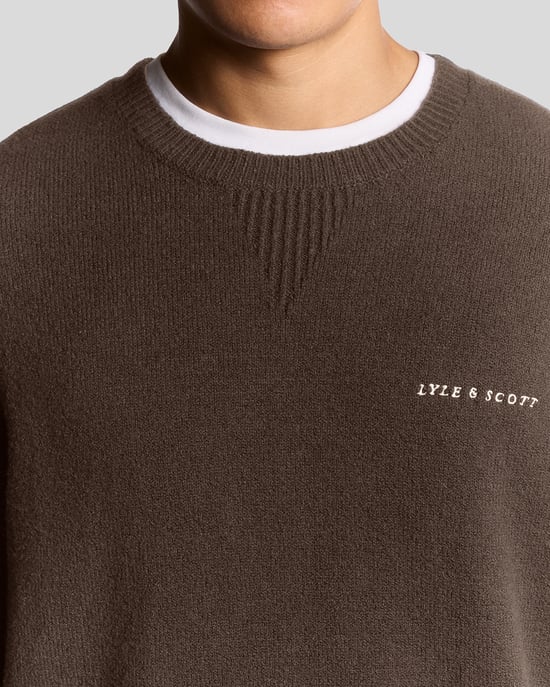 Lyle & Scott – Gestrickter Rundhalspullover mit Schriftzug – Braun - Image 3