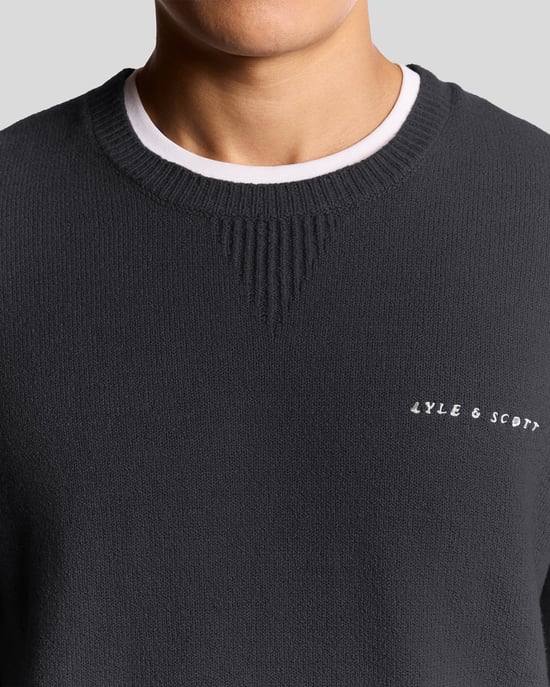 Lyle & Scott – Gestrickter Rundhalspullover mit Schriftzug – Marineblau - Image 3