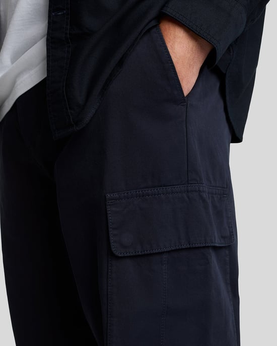 Lyle & Scott Cargohose mit Taschen – Marineblau - Image 4