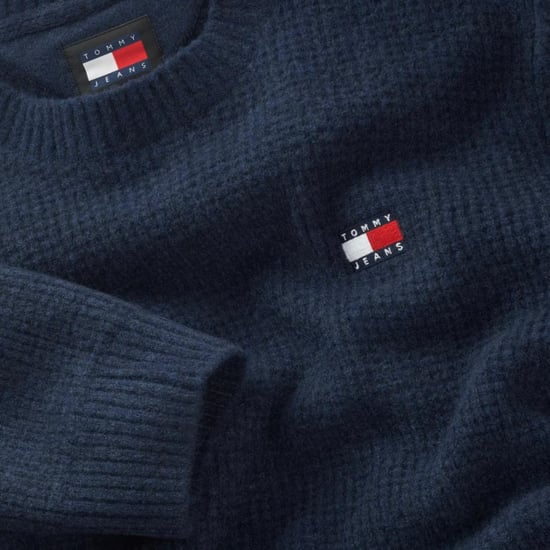 Herrenpulli der Marke Tommy Jeans. Die Pullover von Tommy Jeans sind aus Bio-Baumwolle und Polyester hergestellt und haben eine normale Passform. Die weiche Baumwolle sorgt für hohen Tragekomfort. Marke: Tommy JeansModellname: Waffle SweaterKategorie: He - Image 2