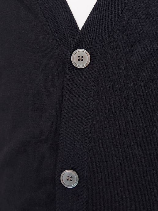 Herrenstrickjacke der Marke Jack & Jones. Die Strickjacke ist aus hochwertiger Baumwolle und Polyester gefertigt. Die feine Mischung dieser Materialien sorgt für einen herrlich warmen Tragekomfort.  Marke: Jack & JonesModellname: Emil Knit Button Cardigan - Image 4