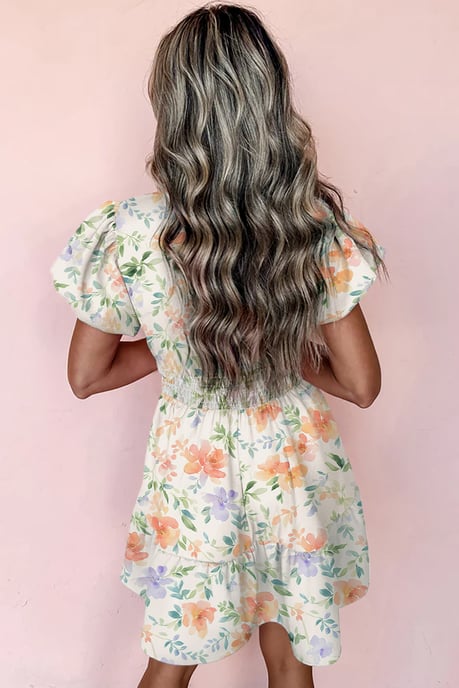 Blumiges Mini-Kleid mit gestuften Rock und Puffärmeln - Image 2