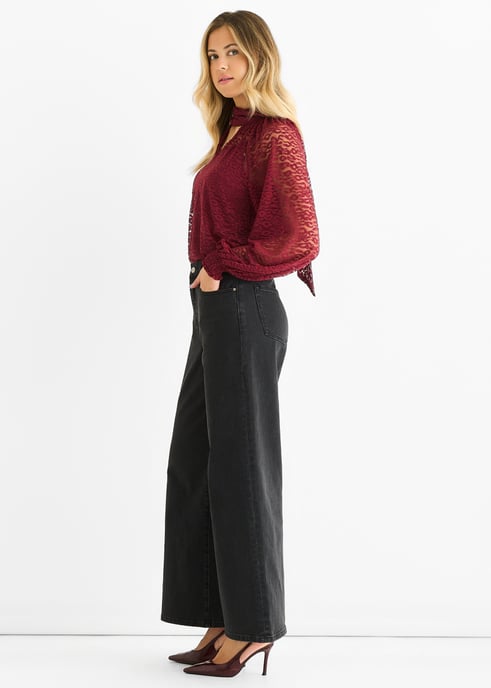 Burgunderrote Bluse mit Tiermuster und Spitzenkragen - Image 3