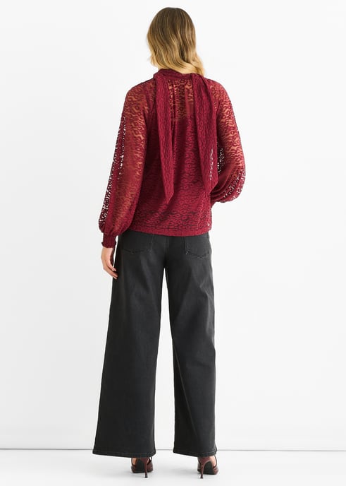 Burgunderrote Bluse mit Tiermuster und Spitzenkragen - Image 4