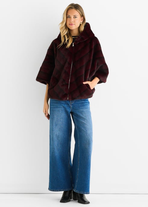 Burgunderrote Kapuzenjacke aus Kunstfell mit Chevronmuster - Image 1