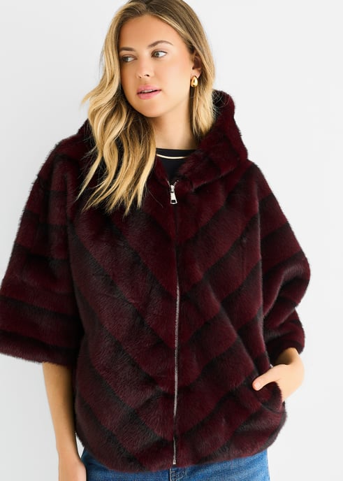 Burgunderrote Kapuzenjacke aus Kunstfell mit Chevronmuster - Image 2