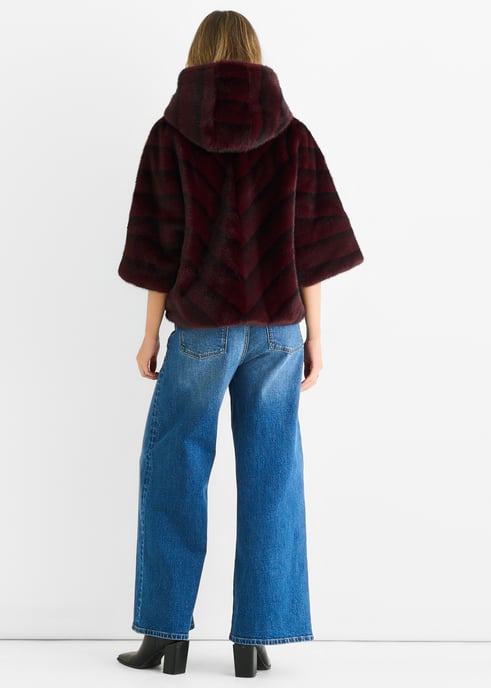 Burgunderrote Kapuzenjacke aus Kunstfell mit Chevronmuster - Image 4
