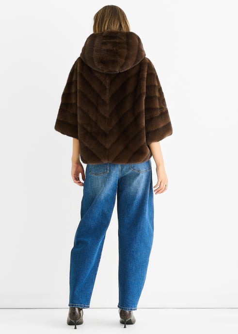 Kaffeefarbene Kapuzenjacke aus Kunstfell mit Chevron-Muster - Image 4