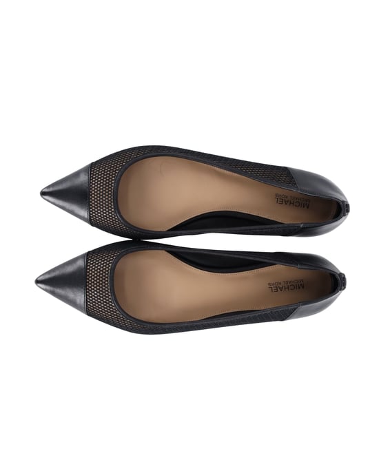 Michael Kors Spitz zulaufende Ballerinas aus schwarzem Leder - Image 5