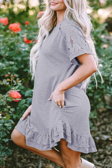 Kleid mit Spitzendetails und Rüschensaum - Image 6