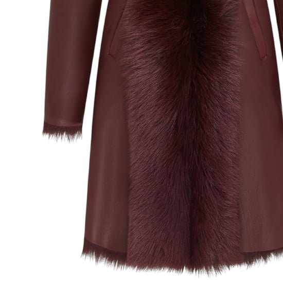 Burgunderroter Trenchcoat aus Schaffellleder mit Kapuze für Damen in Toscana-Optik - Coast - Image 6