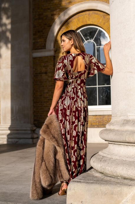 Burgunderfarbenes Metallic-Jacquard-Kleid mit geblümten Flatterärmeln - Image 4