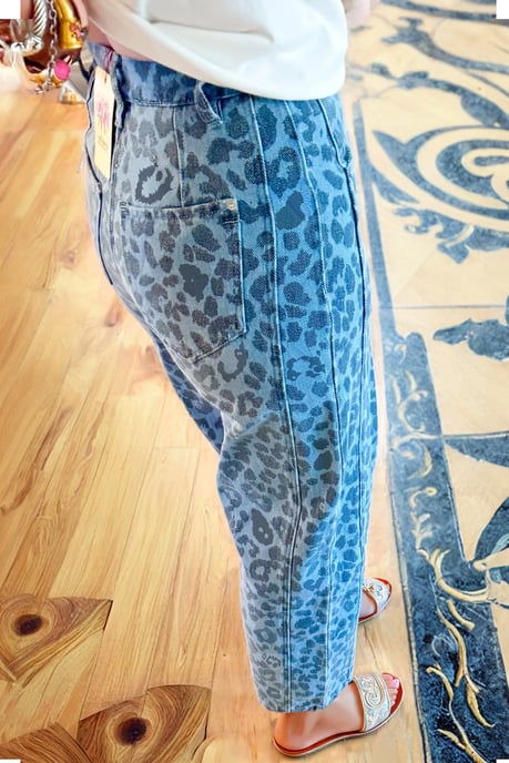 Leopard-Print Relaxed Jeans - Image 2