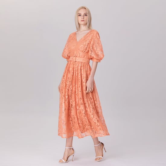 Kleid mit Puffärmeln und Spitze, inklusive Gürtel - Image 1