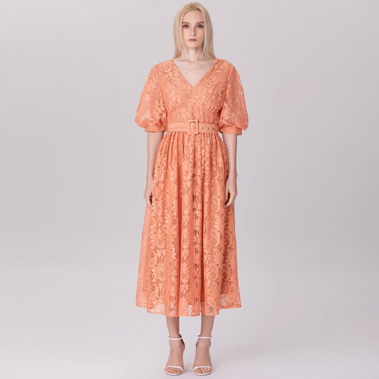 Kleid mit Puffärmeln und Spitze, inklusive Gürtel - Image 2