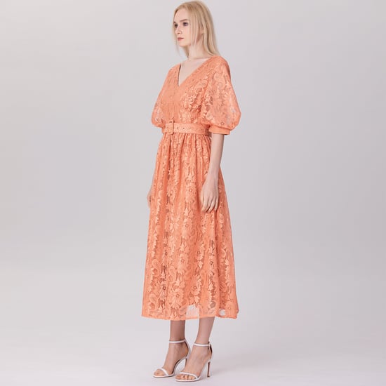 Kleid mit Puffärmeln und Spitze, inklusive Gürtel - Image 3