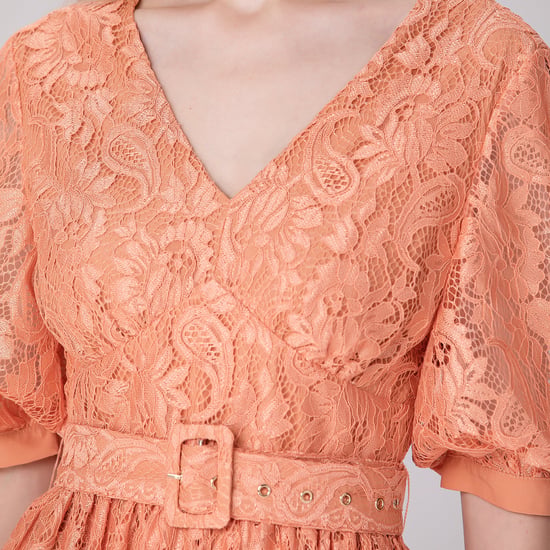Kleid mit Puffärmeln und Spitze, inklusive Gürtel - Image 5