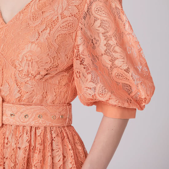 Kleid mit Puffärmeln und Spitze, inklusive Gürtel - Image 6