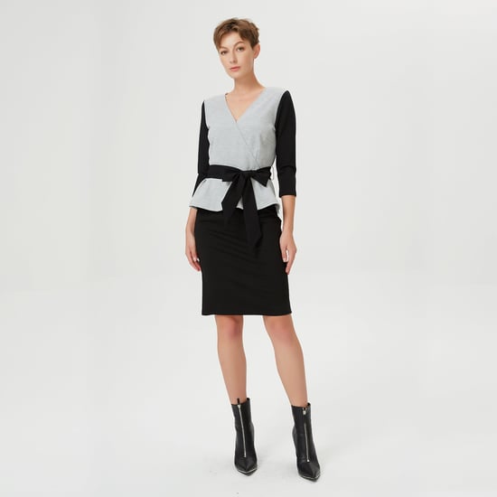 Farbblock-Peplum-Top mit Kreuzherz-Effekt und Gürtel - Image 4
