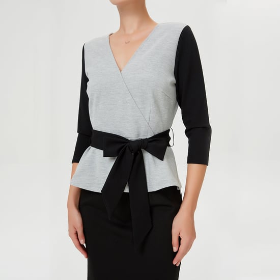 Farbblock-Peplum-Top mit Kreuzherz-Effekt und Gürtel - Image 5