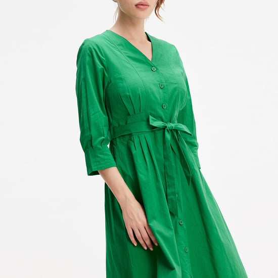 Minimalistisches Hemdblusenkleid aus Baumwolle mit geknotetem Gürtel - Image 2