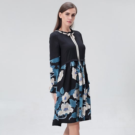 Mittellanges Blusenkleid mit Blumenmuster - Image 2