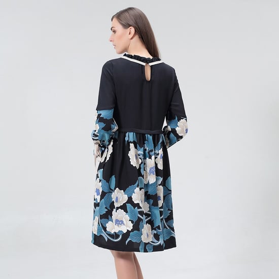 Mittellanges Blusenkleid mit Blumenmuster - Image 4