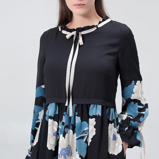Mittellanges Blusenkleid mit Blumenmuster - Image 5