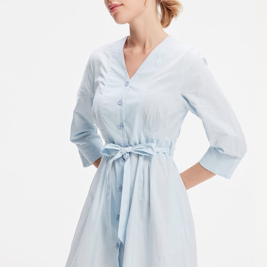 Minimalistisches Hemdblusenkleid aus Baumwolle mit geknotetem Gürtel - Image 2