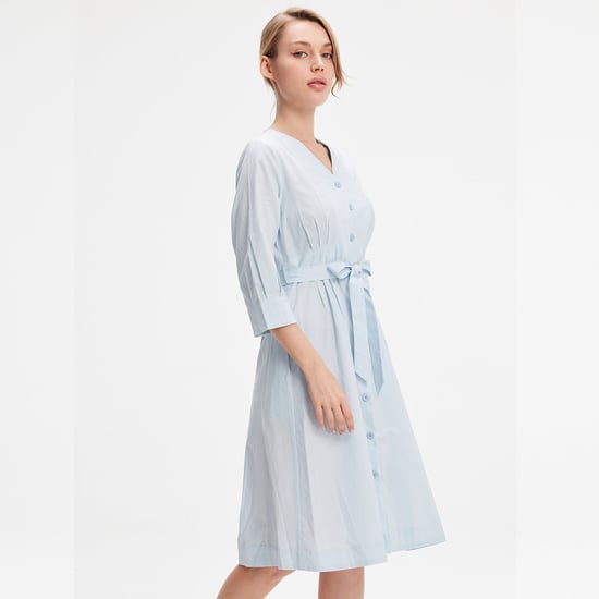 Minimalistisches Hemdblusenkleid aus Baumwolle mit geknotetem Gürtel - Image 3