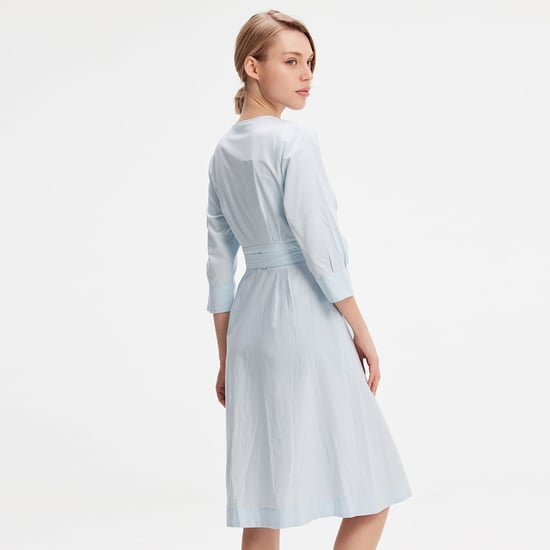 Minimalistisches Hemdblusenkleid aus Baumwolle mit geknotetem Gürtel - Image 4