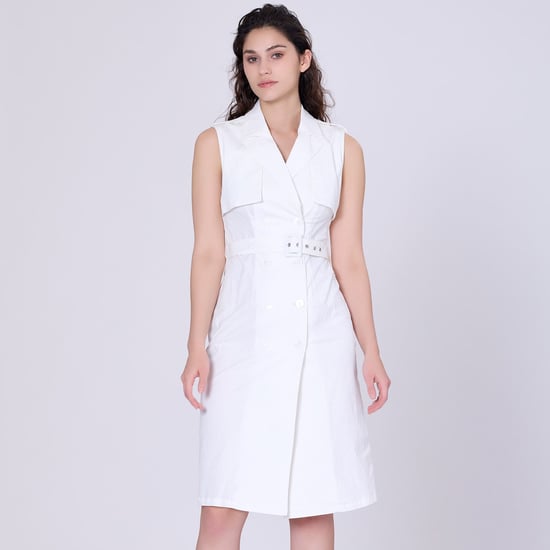 ärmelloses Kleid im Trenchcoat-Stil mit doppelter Knopfleiste - Image 1