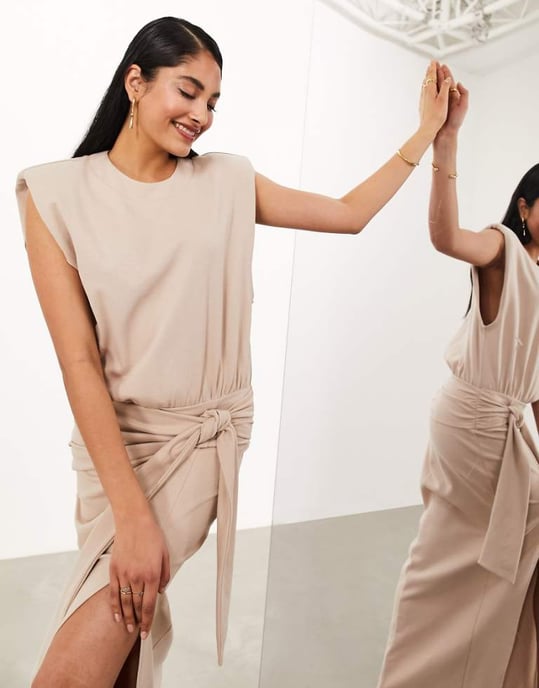 ASOS EDITION – Mockafärgad midaxiklänning med texturerad jersey och axelvaddering - Image 1