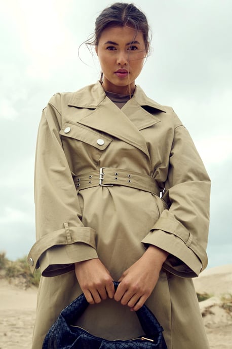 Kenadee-Mantel in Warmem Sand - Image 4
