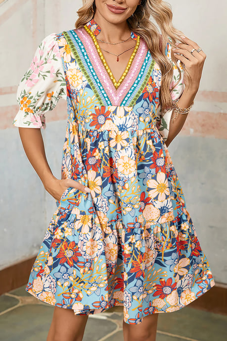 Blumendruck Mini Kleid mit gestuftem Saum - Image 1