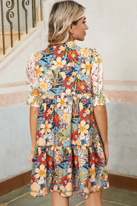 Blumendruck Mini Kleid mit gestuftem Saum - Image 2