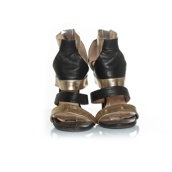 Jimmy Choo Riemchensandalen in Schwarz und Gold - Image 5