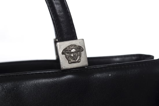 Gianni Versace schwarze Lederhandtasche mit Pelz - Image 4