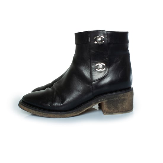 Chanel Stiefeletten aus schwarzem Leder mit CC-Drehverschlüssen - Image 2