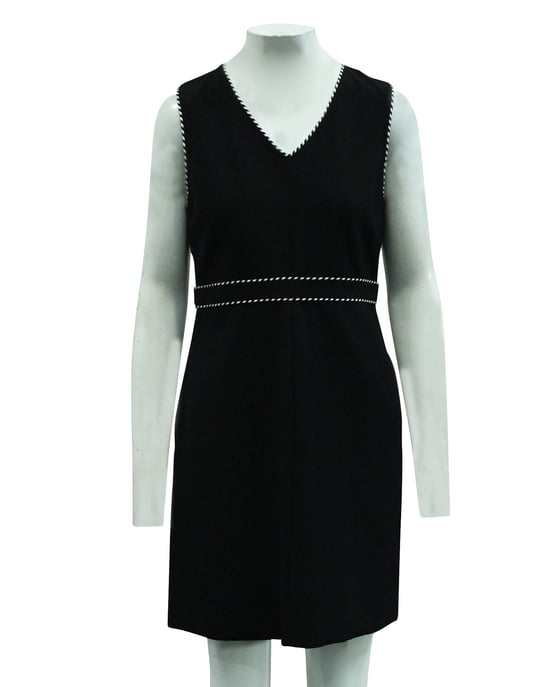 Schwarzes Kleid mit V-Ausschnitt-Detail - Image 2