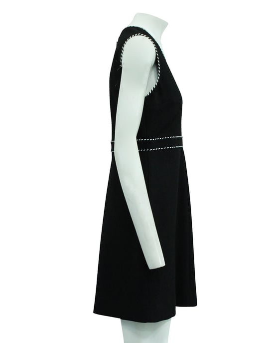 Schwarzes Kleid mit V-Ausschnitt-Detail - Image 3