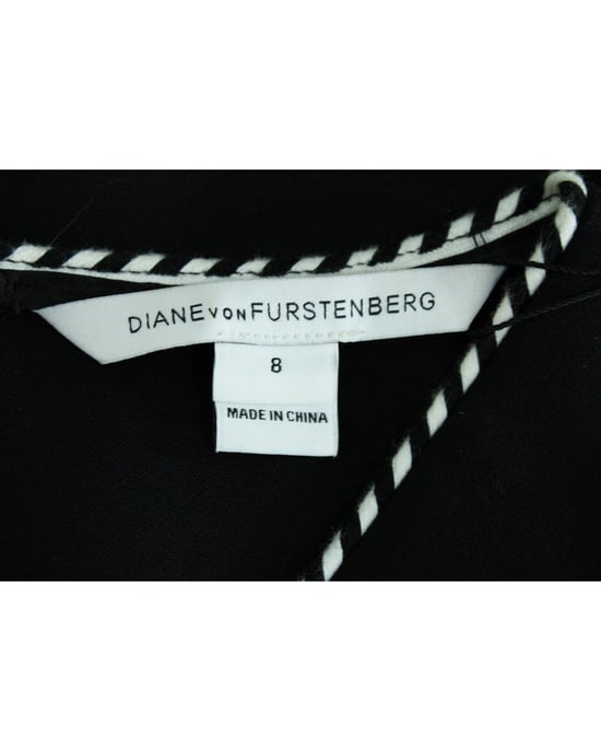 Schwarzes Kleid mit V-Ausschnitt-Detail - Image 4