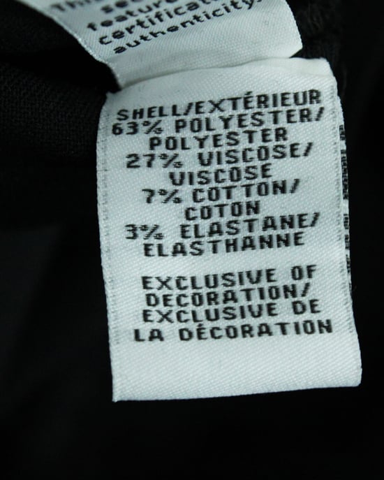 Schwarzes Kleid mit V-Ausschnitt-Detail - Image 5