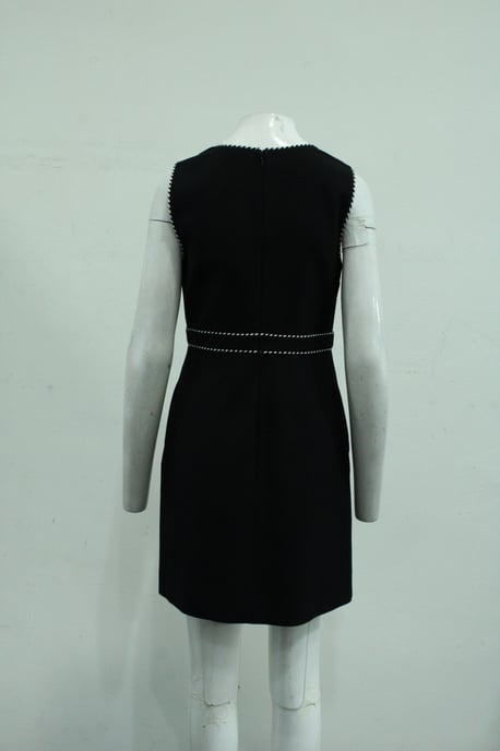 Schwarzes Kleid mit V-Ausschnitt-Detail - Image 6