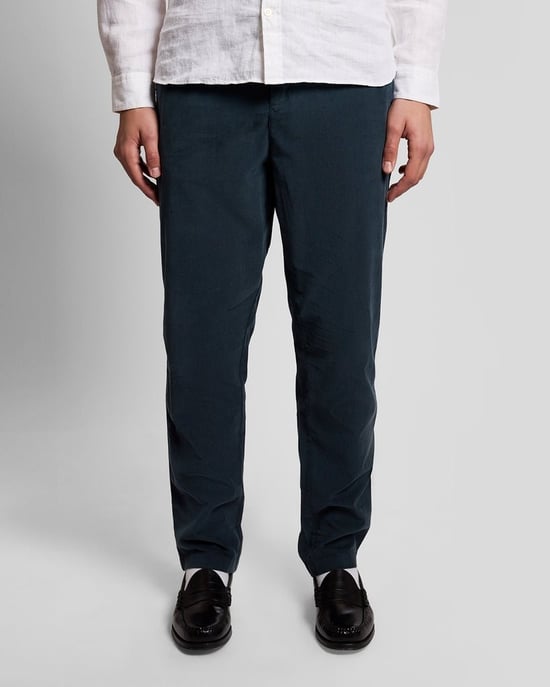 Lyle & Scott Cordhose mit feinem Rippenrippenmuster – Schwarz - Image 2