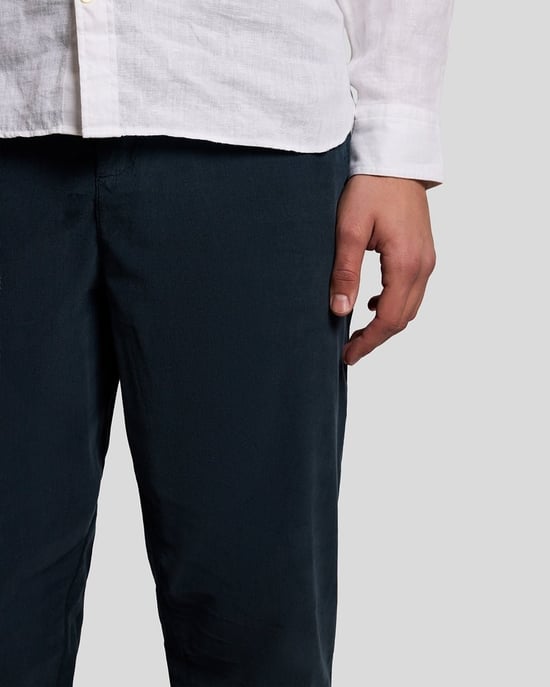 Lyle & Scott Cordhose mit feinem Rippenrippenmuster – Schwarz - Image 3