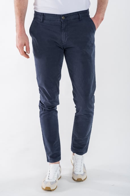 Herren Chino von der Marke Presly & Sun. Die Chino von Presly & Sun besteht aus Bio-Baumwolle und Elastan und hat eine schmale Passform. Die weiche Baumwolle und das Elastan sorgen für einen hohen Tragekomfort. Marke: Presly & SunModellname: Samuel Chino - Image 2