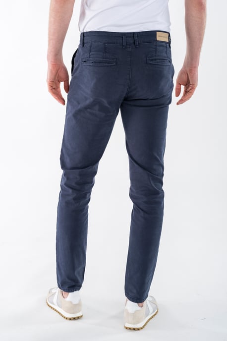 Herren Chino von der Marke Presly & Sun. Die Chino von Presly & Sun besteht aus Bio-Baumwolle und Elastan und hat eine schmale Passform. Die weiche Baumwolle und das Elastan sorgen für einen hohen Tragekomfort. Marke: Presly & SunModellname: Samuel Chino - Image 3